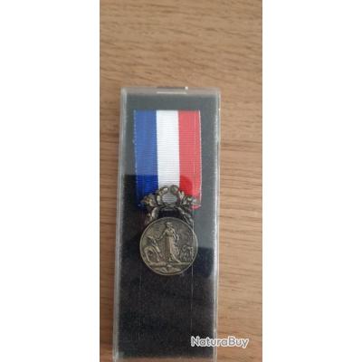 MÉDAILLE D HONNEUR POUR ACTE DE COURAGE ET DE DÉVOUEMENT Ministère