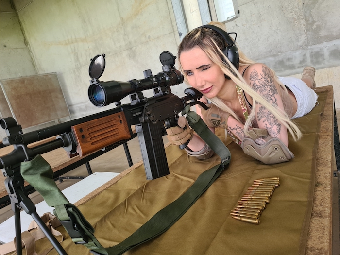 Julie Ludmann La Passion Des Armes R glementaires julie-ludmann-la-passion-des-armes-r-glementaires