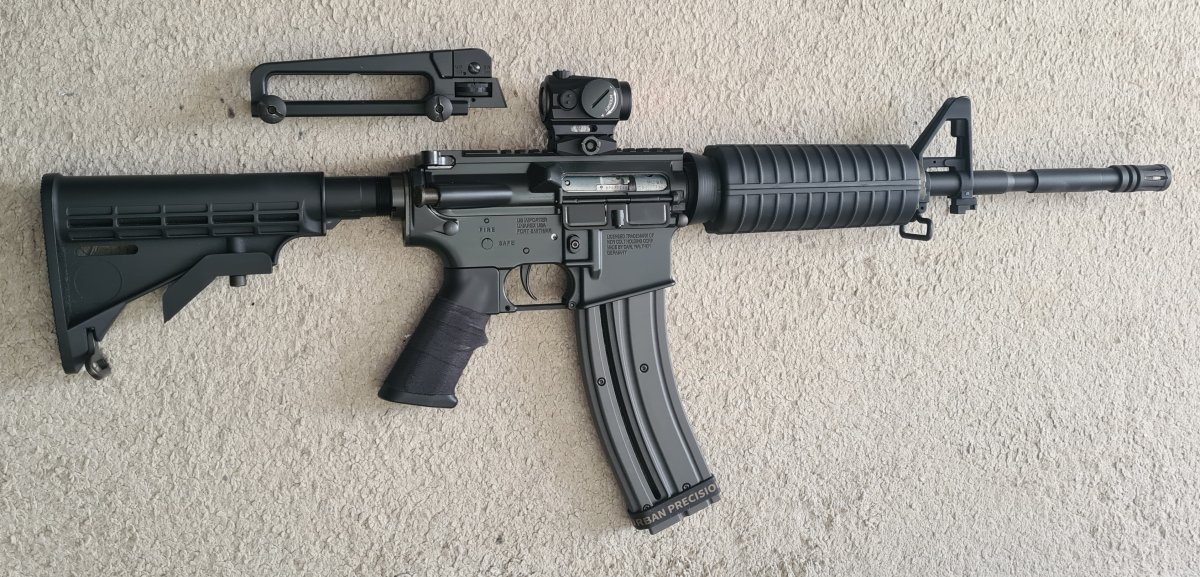 Vue du coté droit de la carabine AR-22 COLT