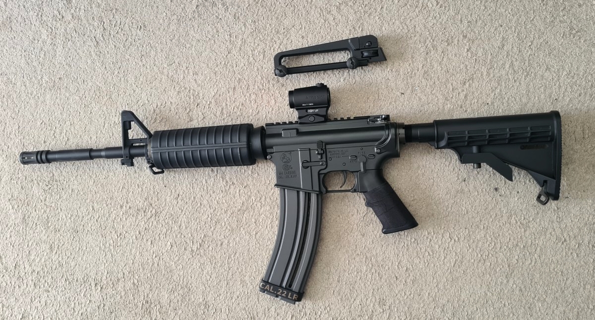 Vue du coté gauche de la carabine AR-22 COLT
