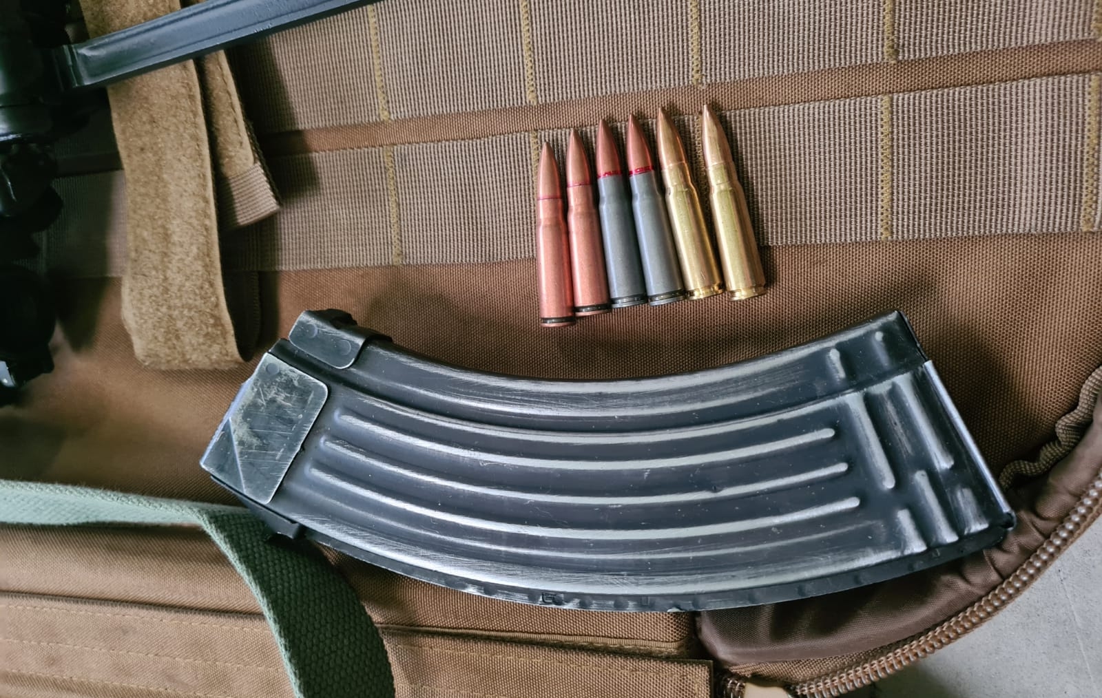 Chargeur métal d'un AKM avec des munitions en 7.62x39mm