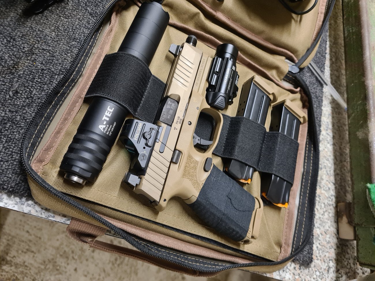 le FN 509, un modérateur de son et deux chargeurs