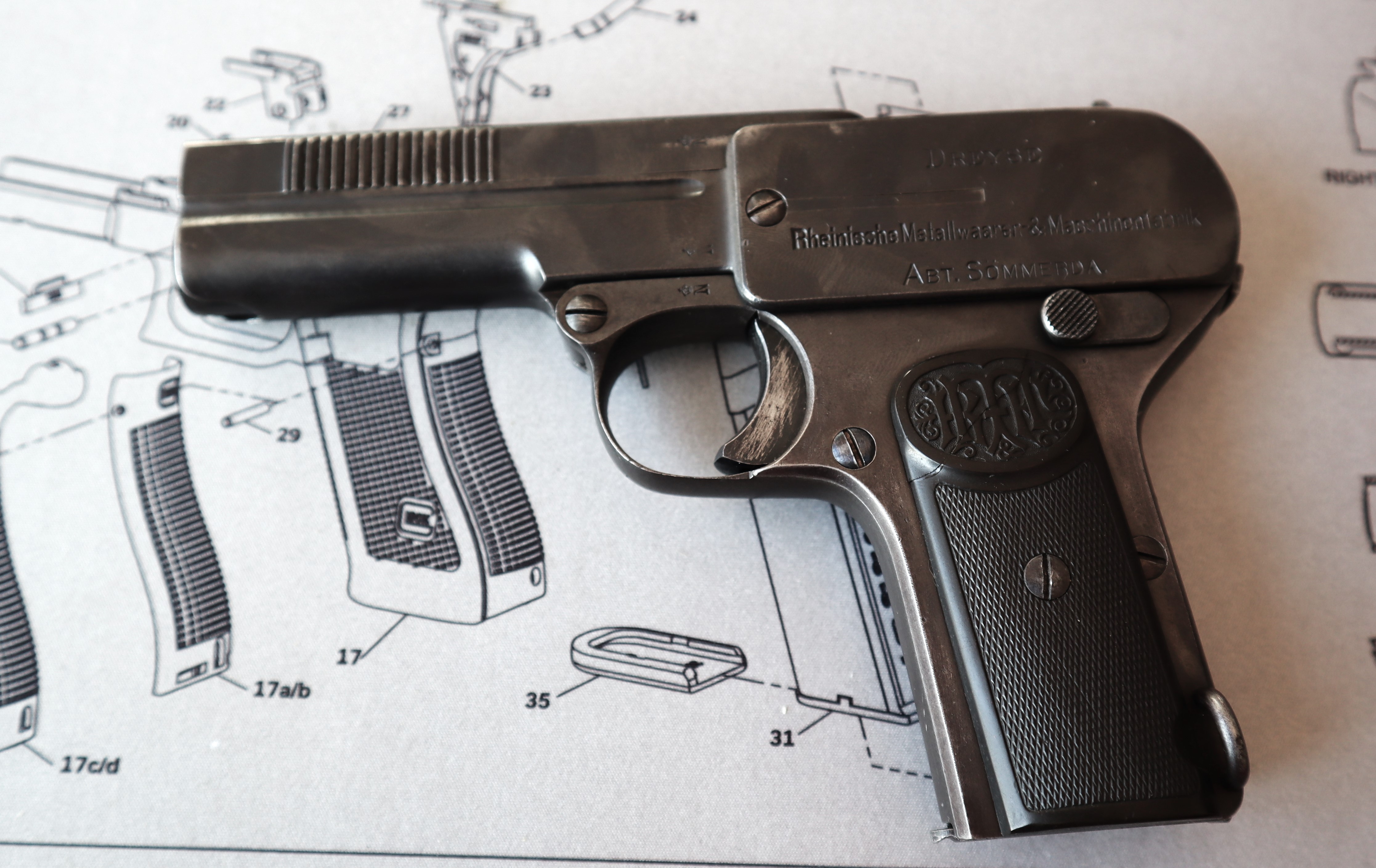 la face gauche du pistolet Dreyse 1907