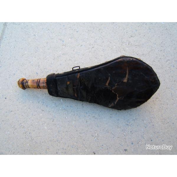 POIRE a poudre sans doute 18siecle