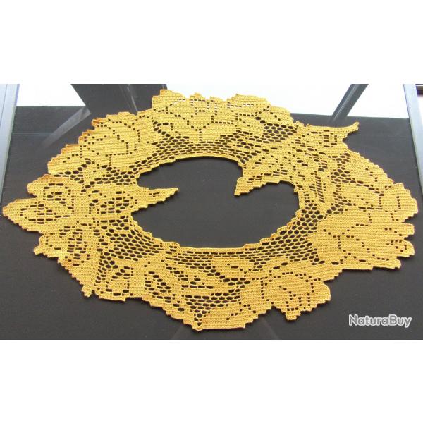 Napperon Centre de Table Papillons et fleurs.