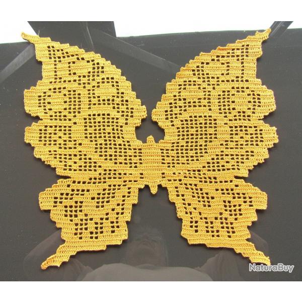 Papillon orange, napperon crochet filet. Dcoration textile fait main neuf .