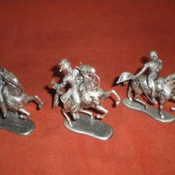 3 Figurines militaires à cheval en étains