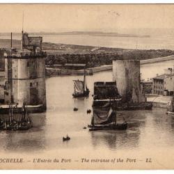 CPA - LA ROCHELLE- L'Entrée du Port N°1308