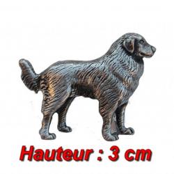 Insigne représentant un labrador ( hauteur: 3 cm , fixation mode pin's)