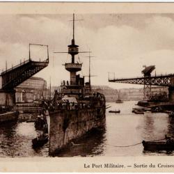 CPA - BREST -Le Port Militaire - Sortie du Croiseur " Montcalm "N°1230
