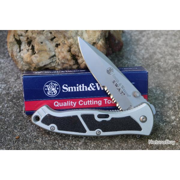 Couteau Semi Automatique SMITH&WESSON SWAT SERRATED Lame Acier 4034 Linerlock Button Lock Clip