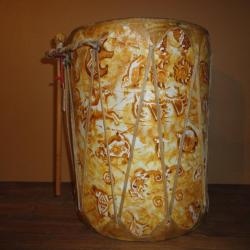 Drum amérindien en Rawhide ( Décoré animaux fond jaune)