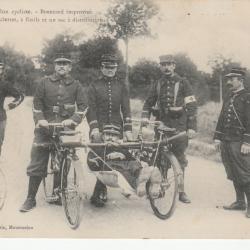 CPA BATAILLES CYCLISME BRANCARD IMPROVISE