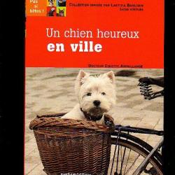 Un chien heureux en ville