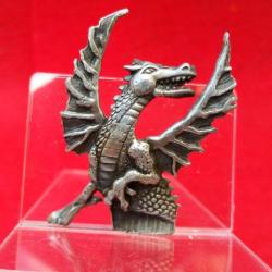 Insigne en étain, représentant un Dragon (fixation de type pin's) Hauteur : 50 mm