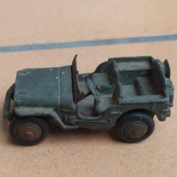 VEHICULES  MILITAIRES JEEP  MARQUE DINKY TOYS A RESTAURER OU POUR PIECES