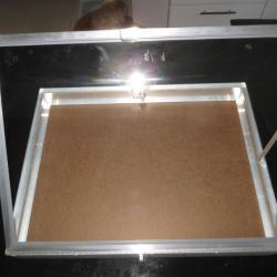 Vitrine en  aluminium  avec verre incassable, l&eacute;g&egrave;re, fournie  avec deux cl&eacute;s.