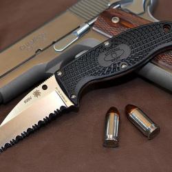 Couteau Spyderco Enuff Serrated Lame Acier VG-10 Manche FRN Made In Japan SCFB31SBK