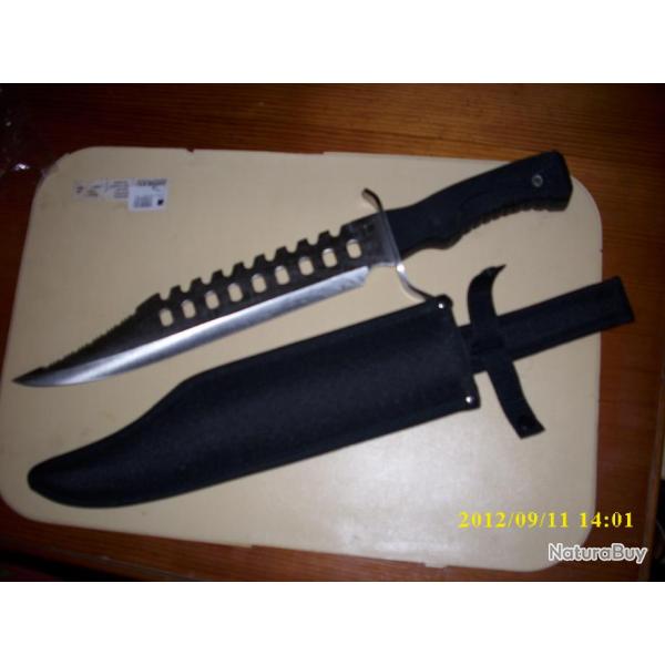 Couteau dans fourreau noir