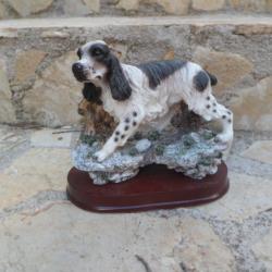 Magnifique figurine représentant un chien en action de chasse