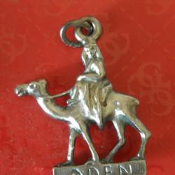 vintage fob charme  en argent chameau ADEN