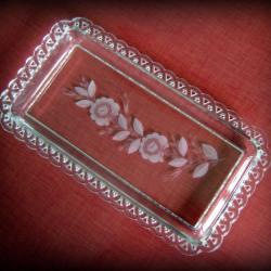 Ancien plat à gâteau en verre gravé à l'acide et au motif floral années 30-Plat à gâteau motif gravé