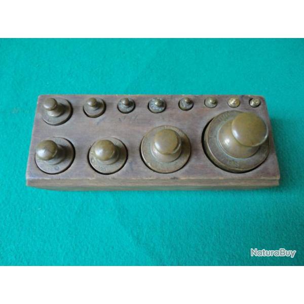Boite de poids pour balance ancienne.