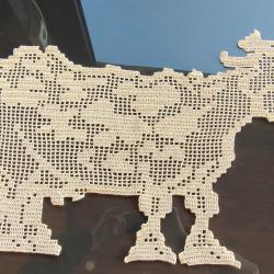 Vache rigolote  beige : Napperon crochet dentelle .Exclusivité fait main.