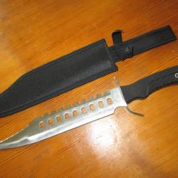 fourreau noir contenant un couteau