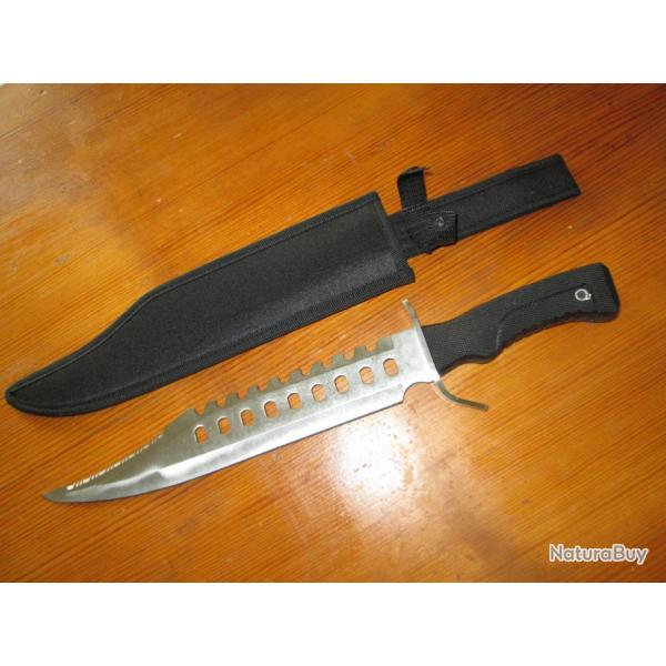 fourreau noir contenant un couteau