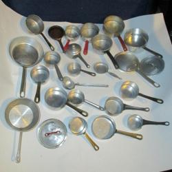 ANCIENNE DINETTE CASSEROLES ET AUTRES...EN METAL