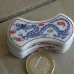 petit boîte à pilules porcelaine del prado