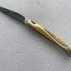 Couteau de poche Cypra  Manche en bois coloré clair et laiton.