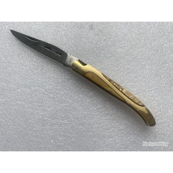 Couteau de poche Cypra  Manche en bois color clair et laiton.