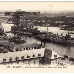 CPA - Marine Militaire- LORIENT -Cuirasse en achèvement sous la Grande Grue N°1269