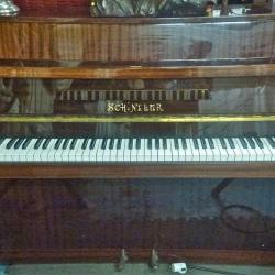 vend Piano, couleur acajou brillant de marque SCHINDLER