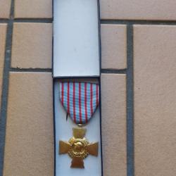 MEDAILLE  MILITAIRE  CROIX DU COMBATTANT AVEC SA BOITE MEDAILLE N3 ALGERIE LIBAN AFGHANISTAN