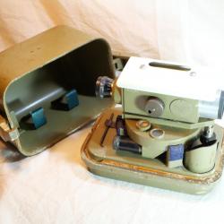 Armée Française - Alidade équerre compas télémètre kaki SLOM complet OUB25EQU001