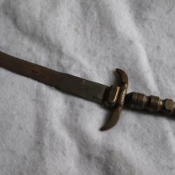 Ancien couteau ou dague à lame courbe en fer forgé et laiton idéal spectacle