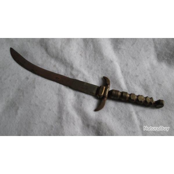 Ancien couteau ou dague  lame courbe en fer forg et laiton idal spectacle