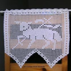 Agneau Pascal rideau brise-vue fanion  dentelle crochet fait main. Décoration textile en coton.