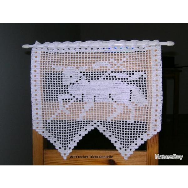 Agneau Pascal rideau brise-vue fanion  dentelle crochet fait main. Dcoration textile en coton.