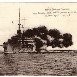 CPA -Marine Militaire Française "Cuirasse BRETAGNE pendant un tir de  combat ( Guerre 1914-15-16-17