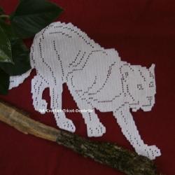 Panthère napperon chemin de table dentelle de crochet art textile fait main.