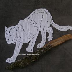 Art textile animalier : Panthère dentelle de crochet fait main.