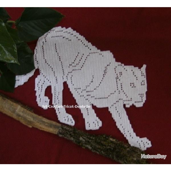 Panthre napperon chemin de table dentelle de crochet art textile fait main.