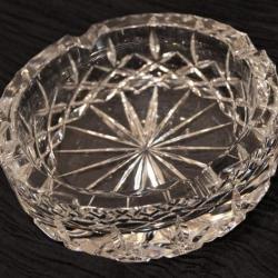 MAGNIFIQUE CENDRIER EN CRISTAL + MOTIFS (EXCELLENT ETAT ) OBJET TRES LOURD -  ENVOI GRATUIT -