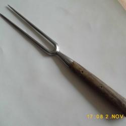 Grande fourchette de Chef en inox forgé. Fabrication Suisse.