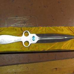Dague en acier avec gravure et pierre  dans sa boite d'origine