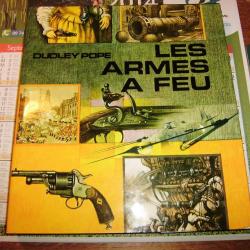 Livre Les armes a feu - Dudley Pope  1965  + de 350 illustrations et 59 en quadrichromie - 256 pages